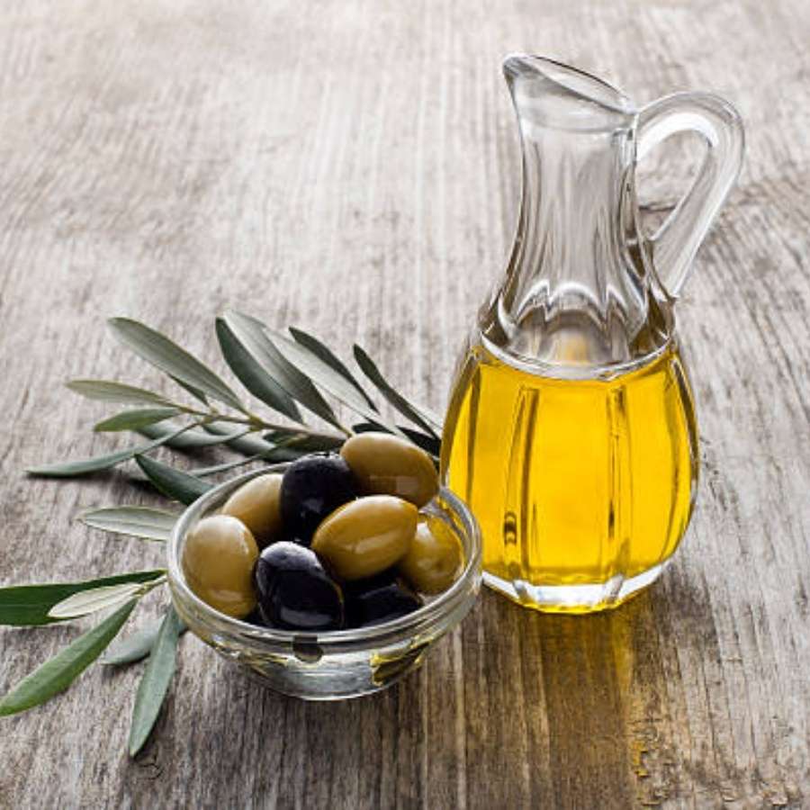 এক টেবিল চামচ অলিভ অয়েলের সঙ্গে ১টি ভিটামিন ই ক্যাপসুল ফাটিয়ে ভিতরের তরল মিশিয়ে নিন। স্ক্রাবিংয়ের পর নখের সেটি লাগিয়ে হালকা হাতে মালিশ করুন। এতে নখ অনেক সতেজ ও ভাল থাকে। 