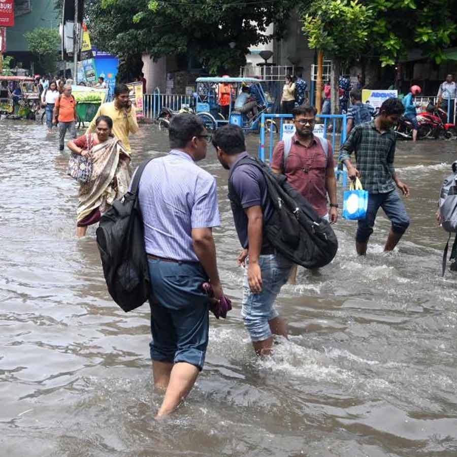 Traffic is normal on some major roads of Kolkata a day after huge waterlogging dgtl