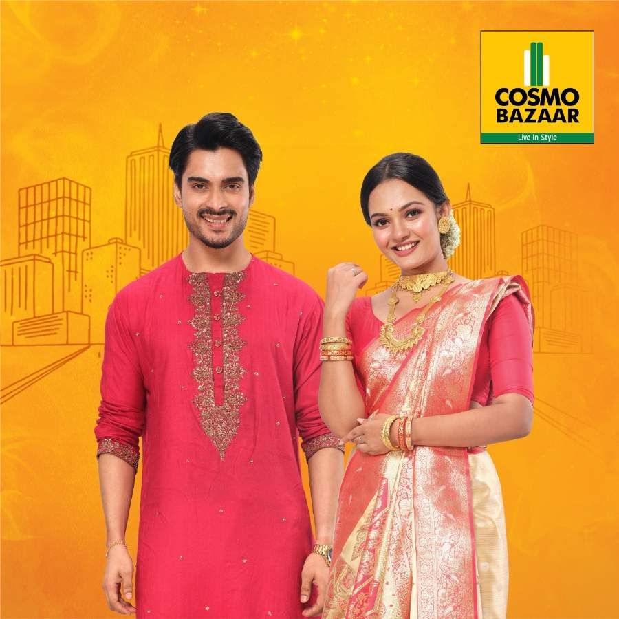 অষ্টমী বাঙালির ঐতিহ্যের দিন—শাড়ি ও পাঞ্জাবি ছাড়া ভাবাই যায় না। 