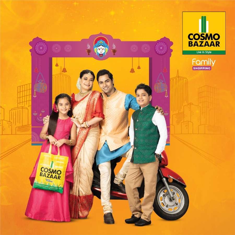 পুজোর শপিং মানেই —‘কসমো বাজ়ার’। (এই প্রতিবেদনটি ‘আনন্দ উৎসব’ ফিচারের একটি অংশ।)