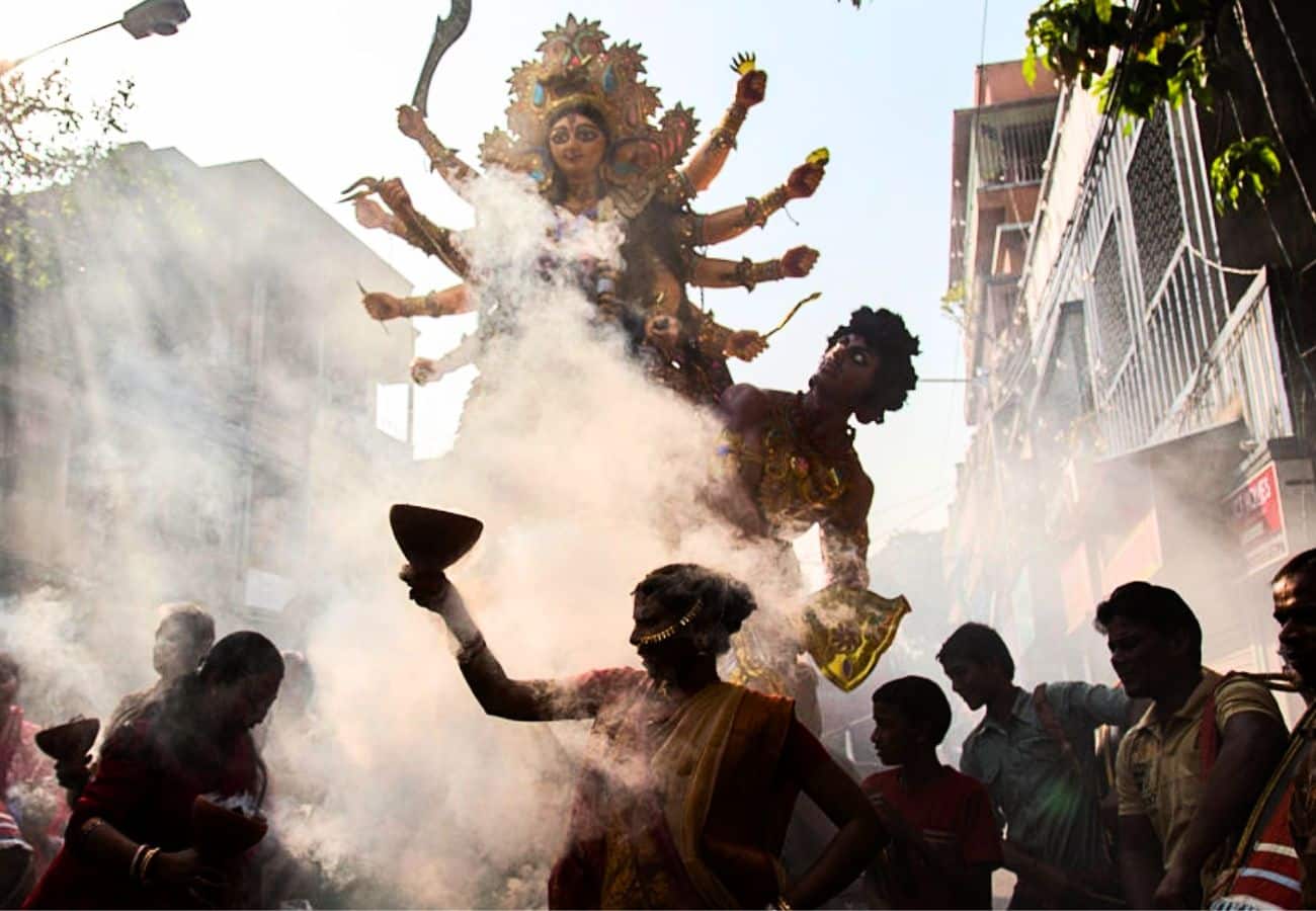 ২। তবুও, সুদূর ক্যালিফোর্নিয়ার মাউন্টেন হাউজ়ের তিন দিন ব্যাপী পুজোয় যেন এক টুকরো কলকাতাকেই গড়ে তোলার চেষ্টা করা হয় সেখানে।  