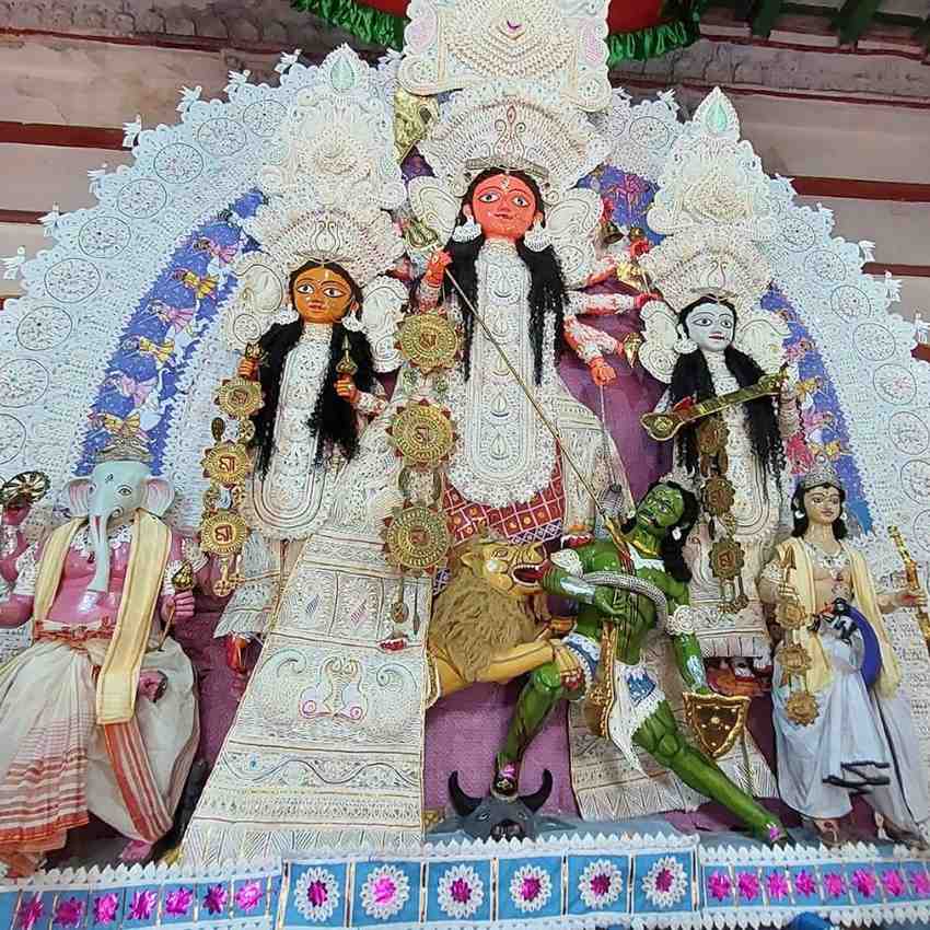 শহর কলকাতার বনেদি বাড়ির দুর্গাপুজোগুলির মধ্যে অন্যতম জানবাজার রাজবাড়ির পুজো। 