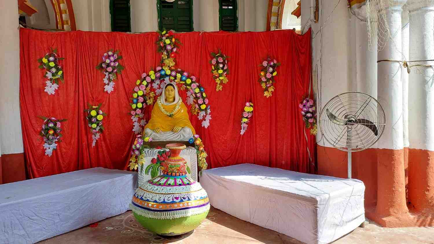 এই বাড়ি রানি রাসমণির শ্বশুরবাড়ি। যার সঙ্গে জড়িয়ে রয়েছে দীর্ঘ ইতিহাস। 