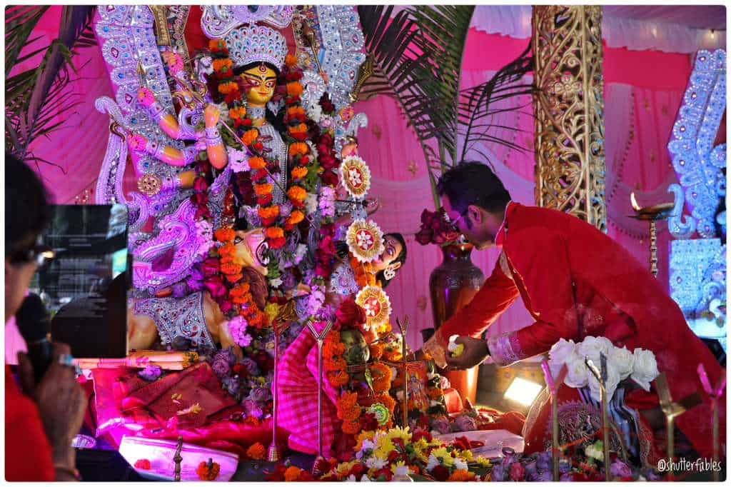 ৪। প্যান্ডেলসজ্জা থেকে শুরু করে প্রতিমার সাজসজ্জা, পুজোর ভোগের আয়োজন- সবটাই দায়িত্ব নিয়ে সামলান তাঁরা। বলা যায়, এই পুজোয় কেউই নিছক ‘দর্শক’ নন, বরং সবাই অংশগ্রহণকারী। 