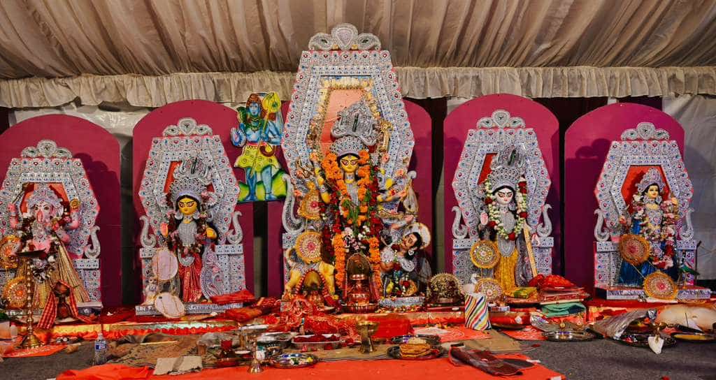 ৬। এই বারের পুজোর মূল আকর্ষণ হল সাত সমুদ্র পেরিয়ে সুদূর কুমোরটুলি থেকে আসা নতুন প্রতিমা। 