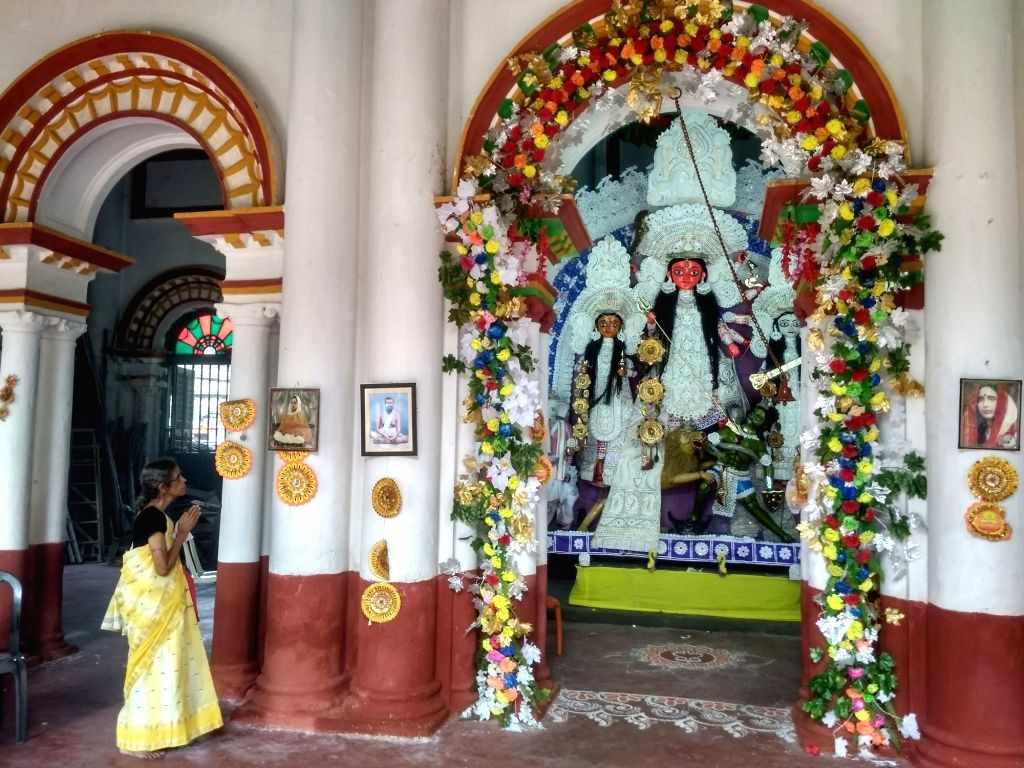 এই বাড়ি যেমন শতাব্দী প্রাচীন, তেমনই এই বাড়িতে দশভূজার আরাধনাও হয়ে আসছে শতকের পর শতক ধরে। 