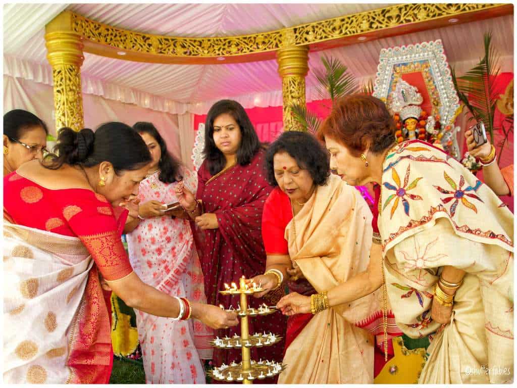 ৭। এ ছাড়াও এখানকার আলোকসজ্জা থেকেও যেন চোখ ফেরানো দায়। প্রবাসে থেকে নিজের শহর কলকাতার কথা মনে পড়ছে? বছরের এই সময়ে মাউন্টেন হাউজ়ের এই পুজোর আলোকসজ্জা দেখলে মনে হবে এ যেন এক টুকরো কলকাতাই। 