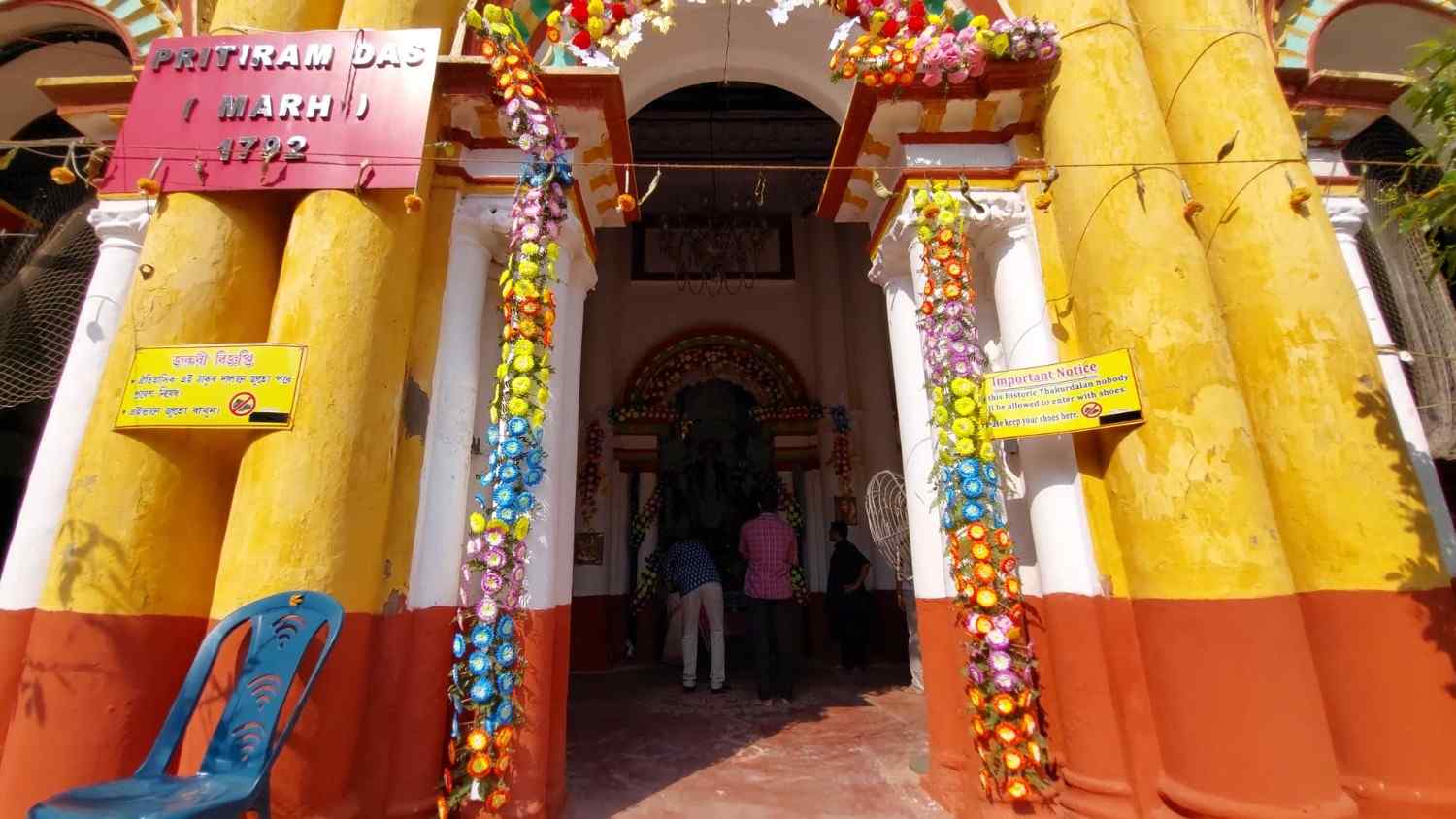 আজও পরিবারের প্রাচীন রীতিনীতি মেনেই জানবাজার রাজবাড়িতে দুর্গাপুজো হয়। 