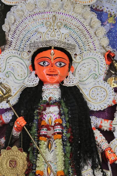 বাড়ির একচালা প্রতিমার অন্যতম বৈশিষ্ট্য হল, মায়ের মুখ এখানে তপ্ত কাঞ্চন বর্ণের। 