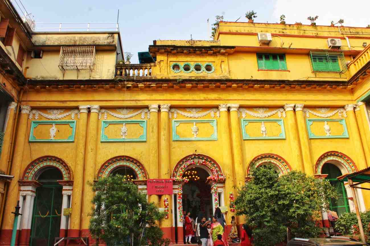 চাইলে যেকোনও দর্শনার্থীই পুজোর সময় জানবাজার রাজবাড়িতে গিয়ে প্রতিমা দর্শন করতে পারেন। 