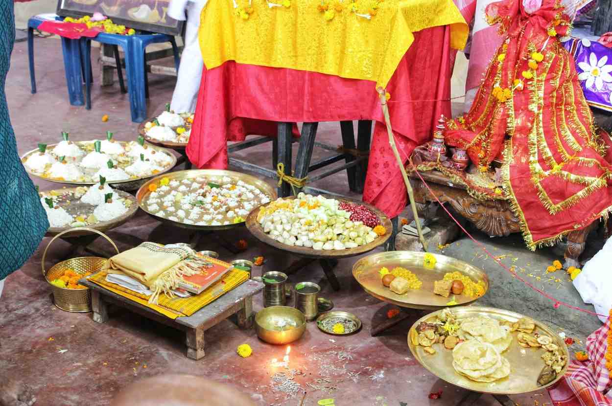 এসপ্ল্যানেড মেট্রো স্টেশন থেকে অথবা হাওড়া থেকে বাস ধরে ওয়েলিংটন মোড় পর্যন্ত এসে হাঁটা পথে জানবাজার রাজবাড়িতে পৌঁছে যাওয়া যায়।   এই প্রতিবেদনটি ‘আনন্দ উৎসব’ ফিচারের একটি অংশ।