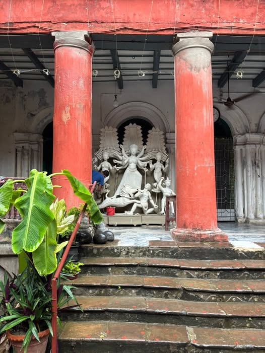 এই পুজো শুরুর নেপথ্যে রয়েছেন স্বর্গীয় আইনজীবী শ্যামলধন দত্ত। ১৮৮২ সালে তিনি এই পেল্লায় বাড়িটি কিনেছিলেন বলে শোনা যায়।