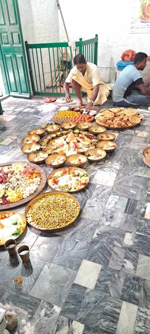 শতাব্দী প্রাচীন এই বাড়িতে পুজো হচ্ছে ১৪০ বছরেরও বেশি সময় ধরে। 