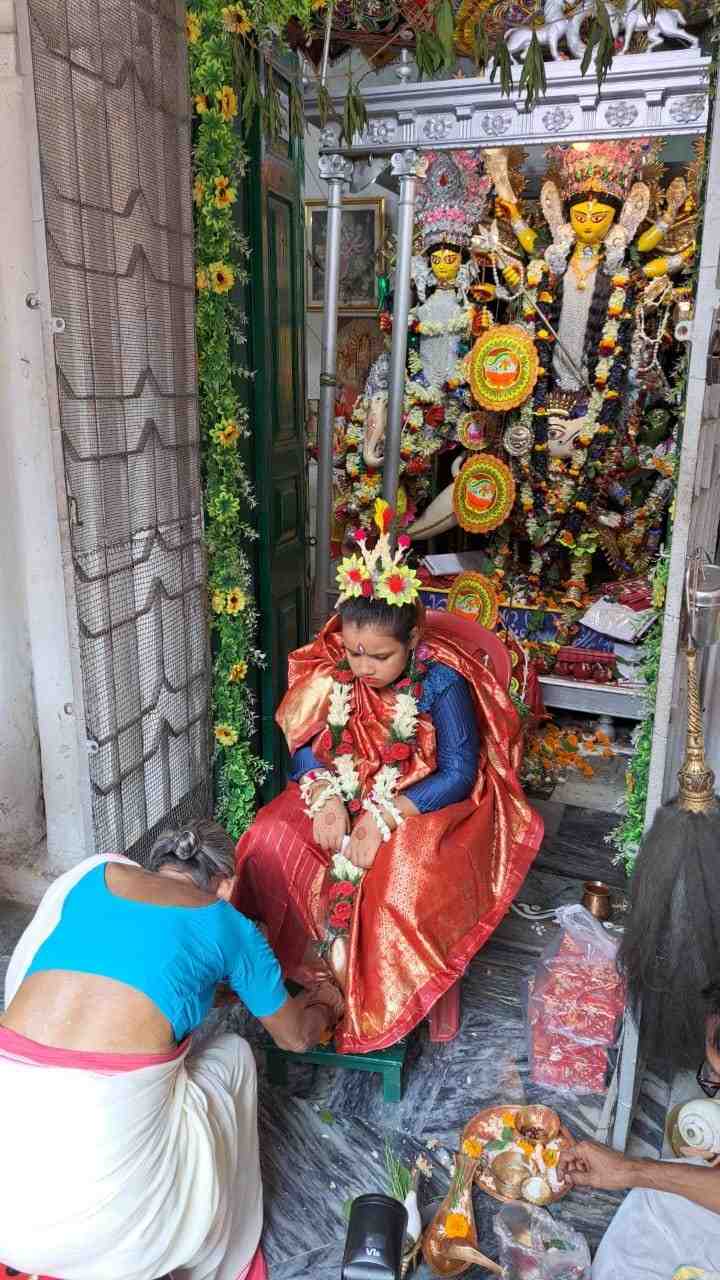 গিরীশ পার্কের এই দত্ত পরিবার আসলে প্রখ্য়াত হাটখোলার দত্ত পরিবারের একটি শাখা।