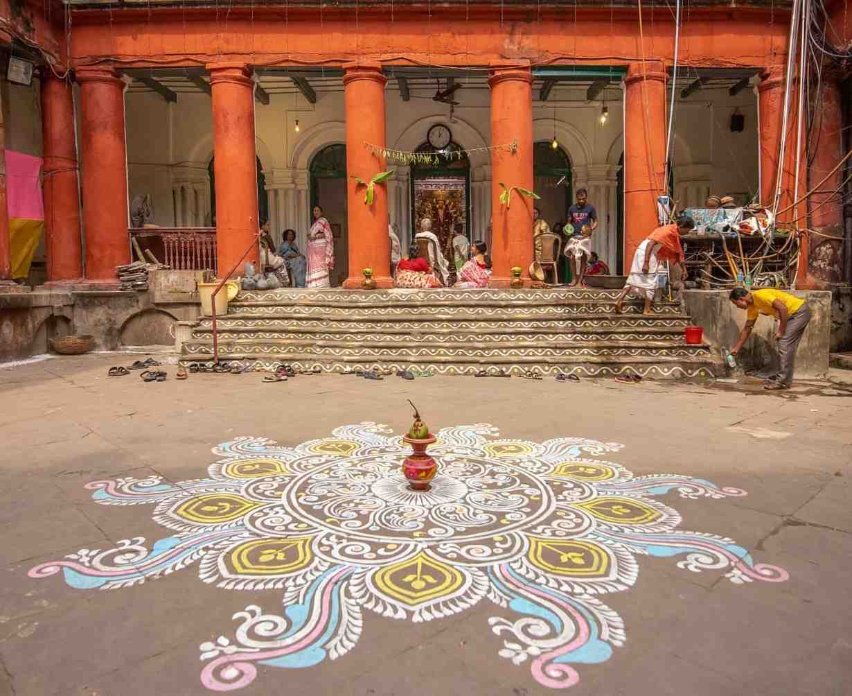 হাটখোলার দত্ত পরিবারে বহু প্রাচীন কাল থেকে ধুমধাম করে দুর্গাপুজো হয়। 