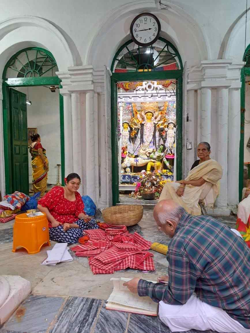 পুজোর সময় ভোগ প্রসাদে থাকে খিচুড়ি, লাবড়া আর পায়েস। পুজো দেখতে আসেন বহু মানুষ।   এই প্রতিবেদনটি ‘আনন্দ উৎসব’ ফিচারের একটি অংশ।