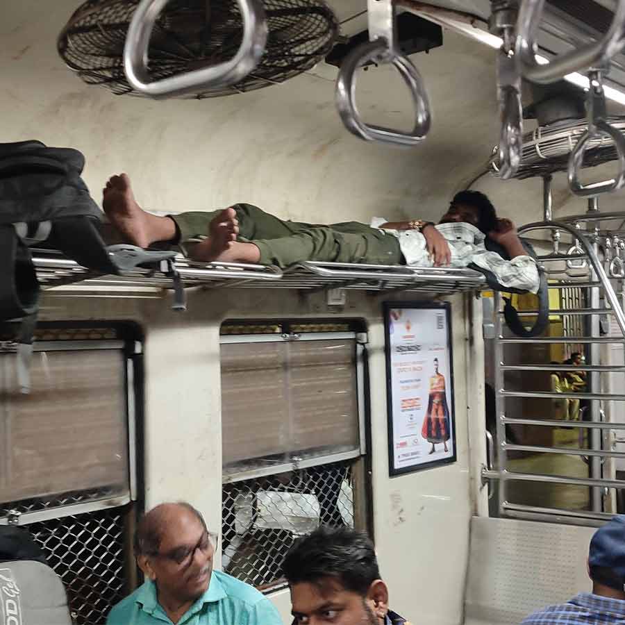 Picture of man sleeping on luggage counter in Mumbai local train went viral dgtl