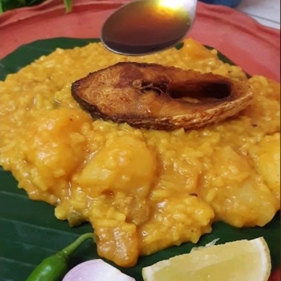 সবার শেষে উপর থেকে আগে থেকে তুলে রাখা মাছ দিয়ে দিন। আবার আঁচ একদম কমিয়ে ঢাকনা দিয়ে মিনিট দুয়েক রেখে নামিয়ে নিন। 