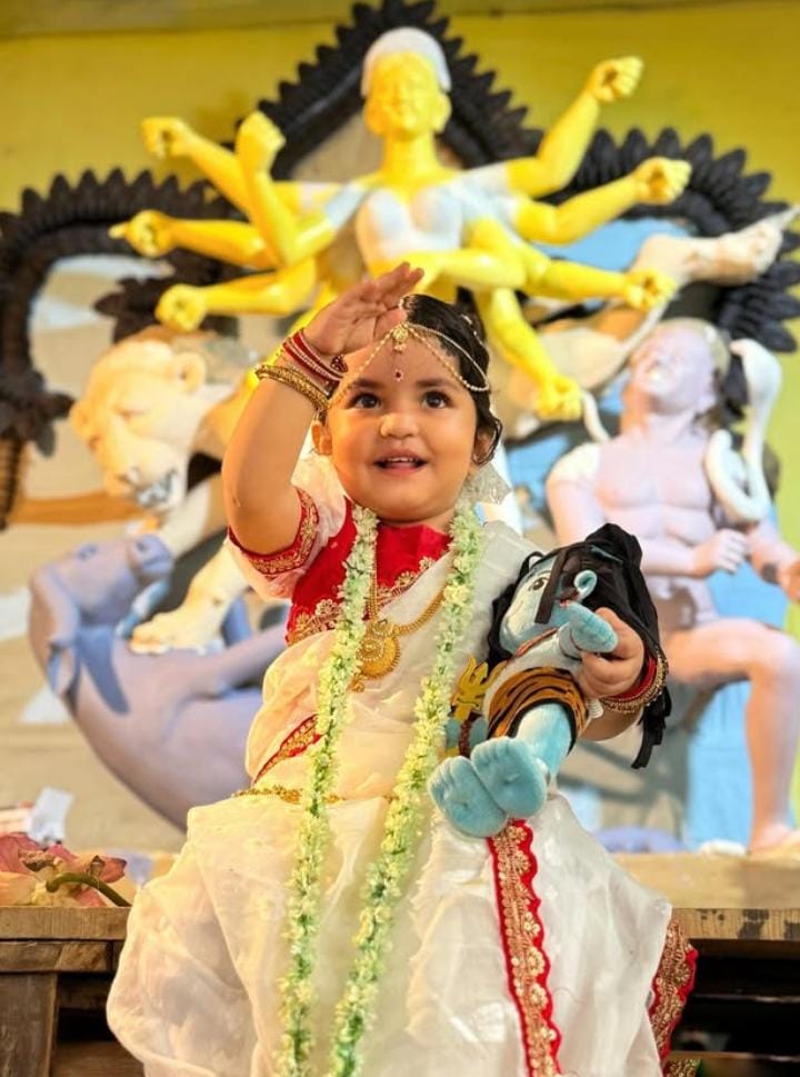 কুট্টি কন্যের গলার হার, হাতের চুড়ি– সব কিছুই উৎসবের মেজাজকে আরও বাড়িয়ে তুলছে।