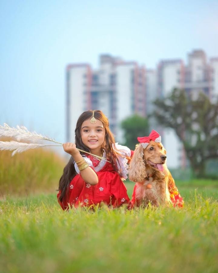 বাতাসে শিউলি ফুলের গন্ধ, নীল আকাশে সাদা মেঘের ভেলা আর মাঠে মাঠে কাশের বন। লাল-সাদা শাড়িতে একরত্তি মেয়ে, হাতে কাশের গুচ্ছ। এমন দৃশ্য চোখে পড়লেই মনটা বেশ ফুরফুরে হয়ে ওঠে সবারই। 