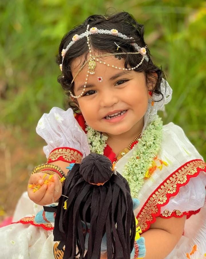 আপনিও আপনার পরিবারের একরত্তি সদস্যের জন্য বেছে নিতে পারেন  লাল-সাদা ধুতি, জামদানি শাড়ি, ছোট্ট কুর্তা বা স্কার্ট-ব্লাউজ। 