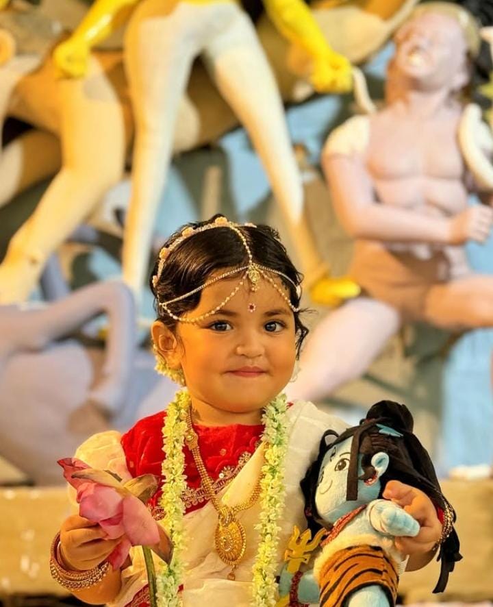 পুজো মানেই আনন্দ, তার সাজ মানেই আবেগ। এই দুর্গাপুজোতে ঘরের ছোট্ট ‘লক্ষ্মী’-কেও সাজিয়ে তুলতে পারেন এমন চিরন্তনী শারদ সাজে।   (এই প্রতিবেদনটি ‘আনন্দ উৎসব’ ফিচারের একটি অংশ)।