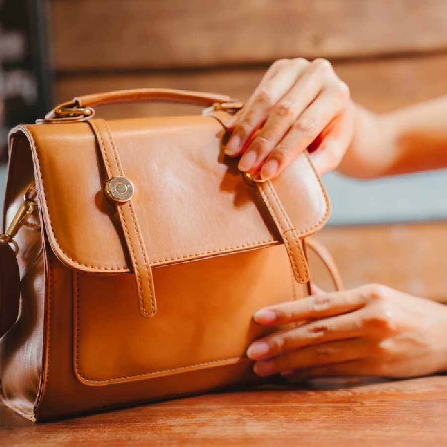 পুজোর সময় রাস্তায় বেরোলে ব্যাগে ৫ জিনিস রাখতে ভুলবেন না?