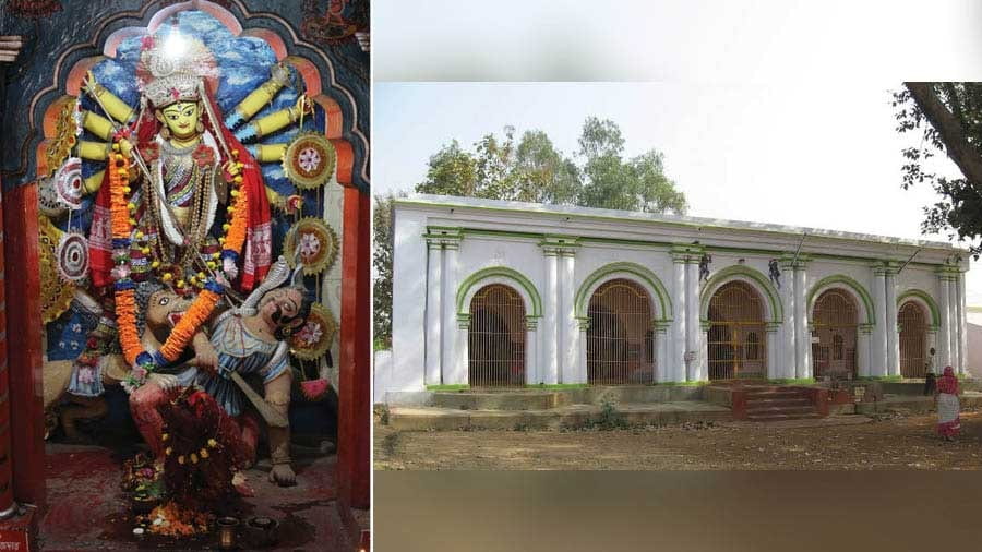 বাঁকুড়ার বিষ্ণুপুরের এই দুর্গাপুজো শতাব্দী প্রাচীন। মল্ল রাজাদের মৃন্ময়ীর পুজো এটি। বর্তমানে আর রাজাদের রাজ্যপাট নেই। কিন্তু আজও প্রাচীন ধারা বজায় রেখে এই পুজো হয়ে আসছে। 