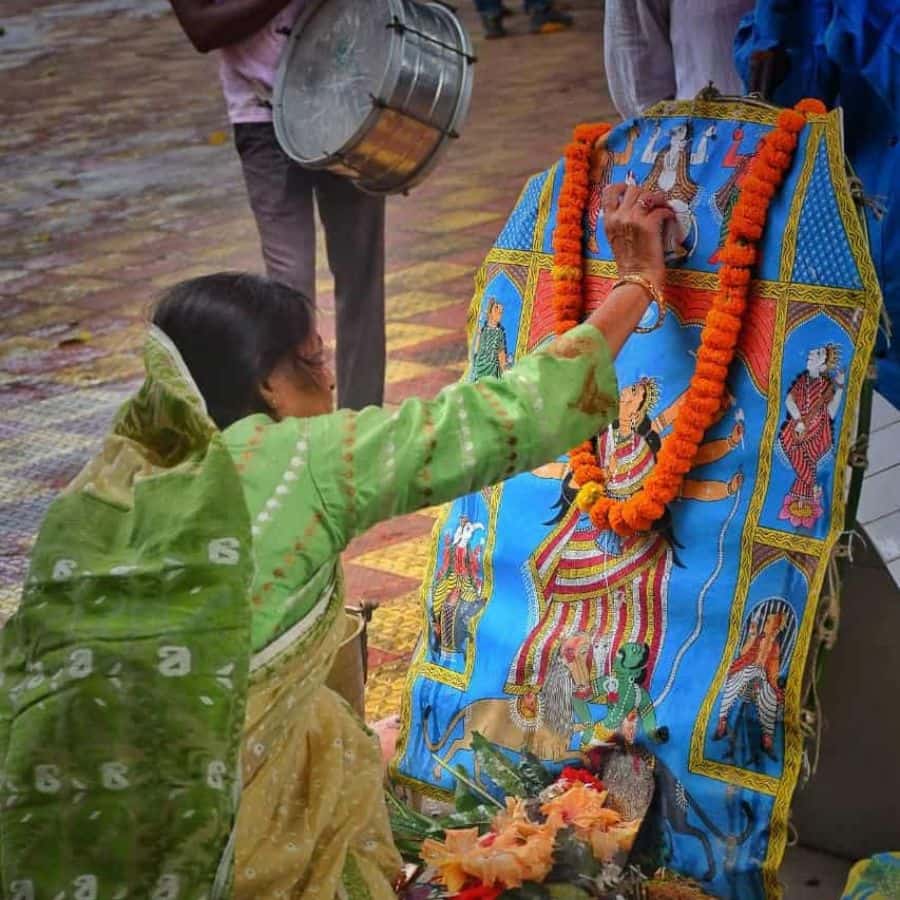 ফলে বুঝতেই পারছেন এই বছর ইতিমধ্যেই এই বাড়ির দুর্গাপুজো শুরু হয়ে গিয়েছে। আসলে দেবী দুর্গার বোধনের জন্য মোট ৭টি কল্পারম্ভ রয়েছে, তার একটি হল জিতাষ্টমীর পর দিন। অর্থাৎ কৃষ্ণ নবমীর দিন থেকে পুজো শুরু হয় এখানে, চলে শুক্ল পক্ষের দশমী পর্যন্ত। 