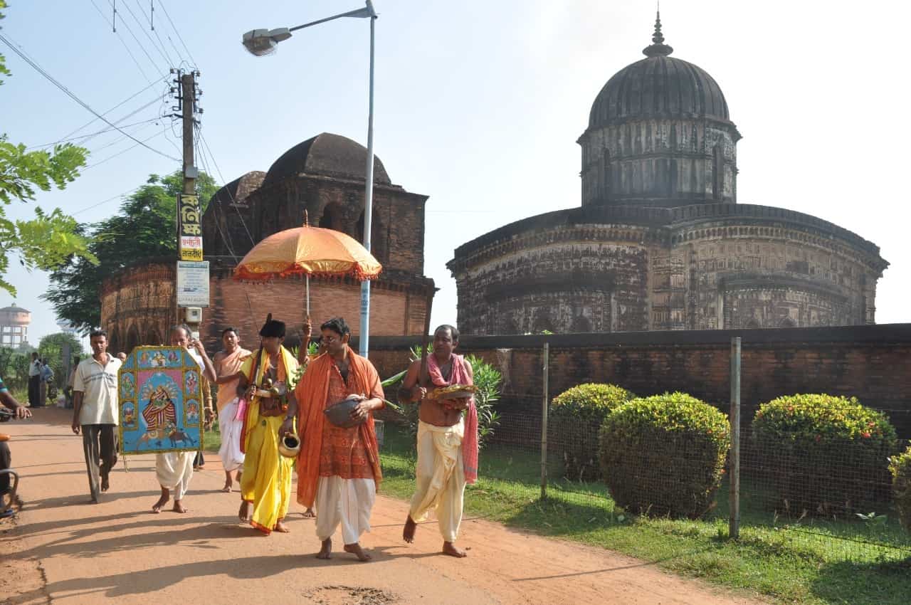 স্নান পর্ব সারা হয়। শোভাযাত্রা করে দেবীর পটকে মন্দিরে আনা হয়। 