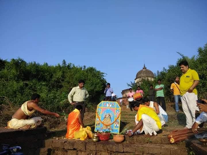 এই ‘বড় ঠাকরুণ’ আদতে হলেন মহাকালীর পট। এখানে তাতেই পুজো হয়। 