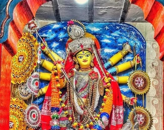 এর পর মন্দিরের সামনে বড় ঠাকরুণকে আবারও পুজো করে তাঁকে মন্দিরে নিয়ে আসা হয়। সেখানেই প্রায় ১৫ দিন ধরে পূজিত হন দেবী।  (এই প্রতিবেদনটি ‘আনন্দ উৎসব’ ফিচারের একটি অংশ।)