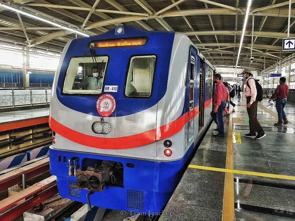 পুজোয় এ বার চিন্তা ছাড়াই, ঘড়ি না দেখেই ঠাকুর দেখুন। তবে জেনে নিন শহরের বুকে কখন মেট্রো চলবে আর কখন নয়। 