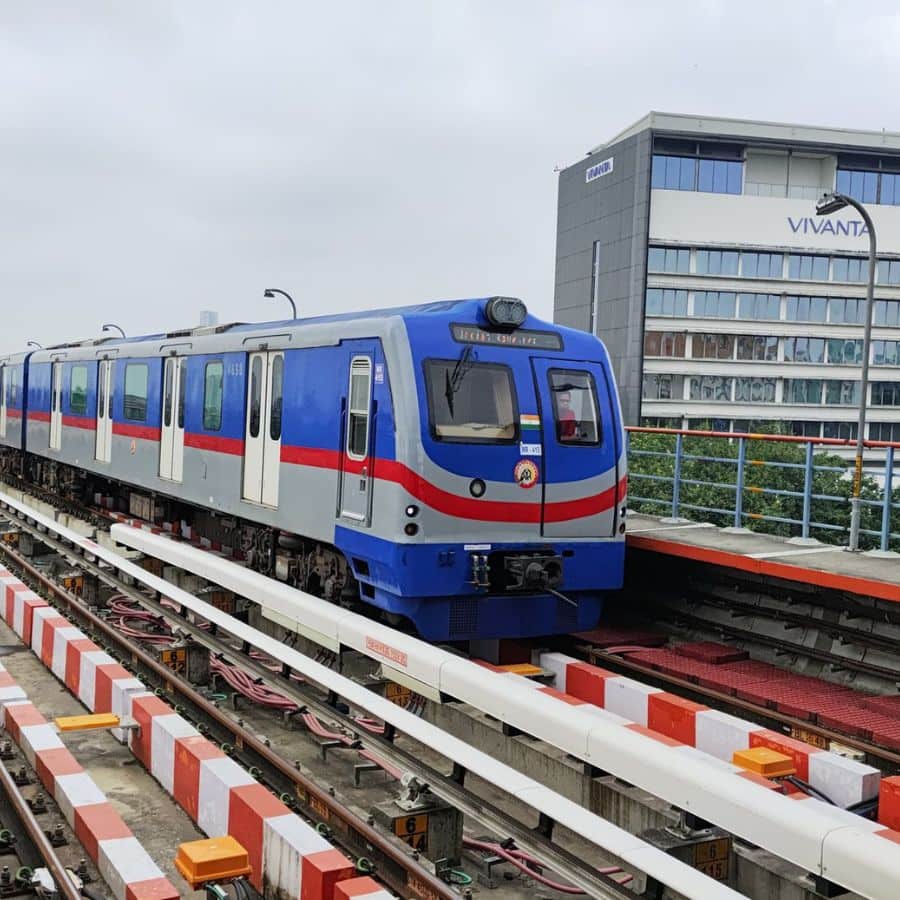 কলকাতা মেট্রোর তরফে জানানো হয়েছে ব্লু লাইনে পঞ্চমীর দিন সকাল ৮টা থেকে রাত সাড়ে ১১টা পর্যন্ত মেট্রো চলবে।   ষষ্ঠী অর্থাৎ রবিবার সকাল ৯টা থেকে রাত ১১টা পর্যন্ত মেট্রো পরিষেবা পাওয়া যাবে। 