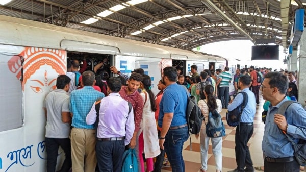 সপ্তমী থেকে নবমী পর্যন্ত দুপুর ১টা থেকে চালু হবে মেট্রো পরিষেবা। চলবে ভোর ৪টে পর্যন্ত।   দশমীর দিন রাত দশটা নাগাদ কবি সুভাষ এবং দক্ষিণেশ্বর থেকে শেষ মেট্রো ছাড়বে। 