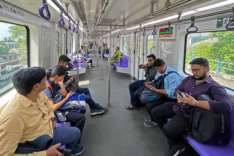 নোয়াপাড়া থেকে বিমানবন্দর লাইন অর্থাৎ হলুদ লাইনে পঞ্চমী থেকে নবমী পর্যন্ত ডাউন লাইনে দুপুর ৩টে থেকে রাত ১০.৩০ পর্যন্ত মেট্রো চলবে। আর আপ লাইনে দুপুর ৩.৩০টে থেকে ১০.৫০ পর্যন্ত মেট্রো পাওয়া যাবে। 