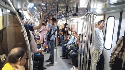 ষষ্ঠীর দিন সকাল ৯টা থেকে মেট্রো চালু হবে, চলবে রাত ১১.২৮ পর্যন্ত। 