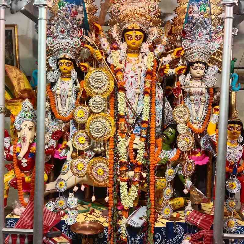 বনেদি বাড়ির পুজো দেখতে ভালোবাসেন? তাহলে কিন্তু উত্তর কলকাতার গিরীশ পার্ক লাগোয়া দত্তবাড়ির পুজো মিস করা যাবে না। 