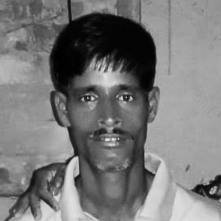 সাফাইকর্মী জয়ন্ত ঘোষের দেহ মেলে ঘটনাস্থল থেকে ১০০ মিটার দূরে একটি ম্যানহোলে।