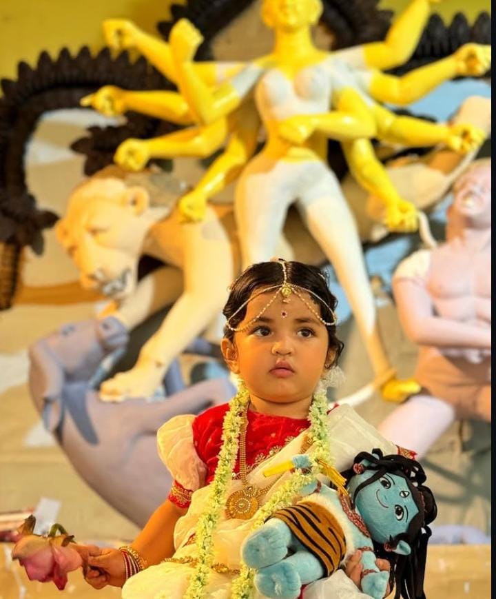 সঙ্গে যোগ করতে পারেন কপালে সিঁদুর টিপ, মাথায় ফুলের মালা, কোমরে ছোট্ট ঘন্টা দোলানো কোমরবন্ধনী।