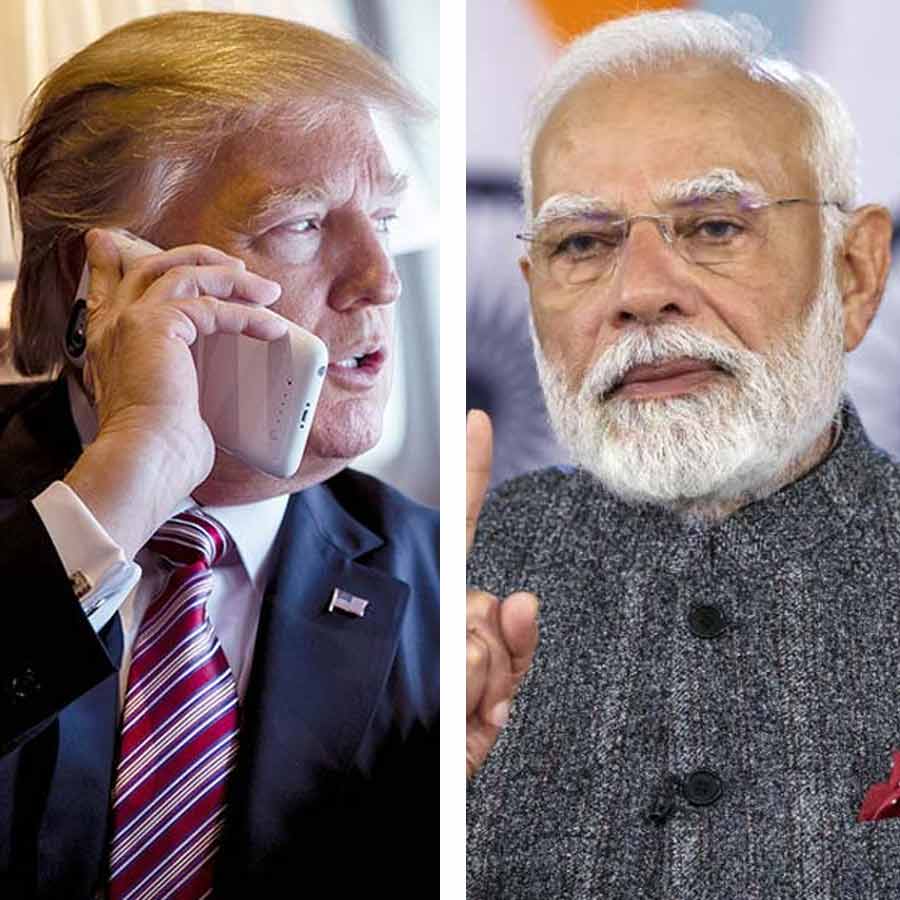 (বাঁ দিকে) আমেরিকার প্রেসিডেন্ট ডোনাল্ড ট্রাম্প এবং ভারতের প্রধানমন্ত্রী নরেন্দ্র মোদী (ডান দিকে)।