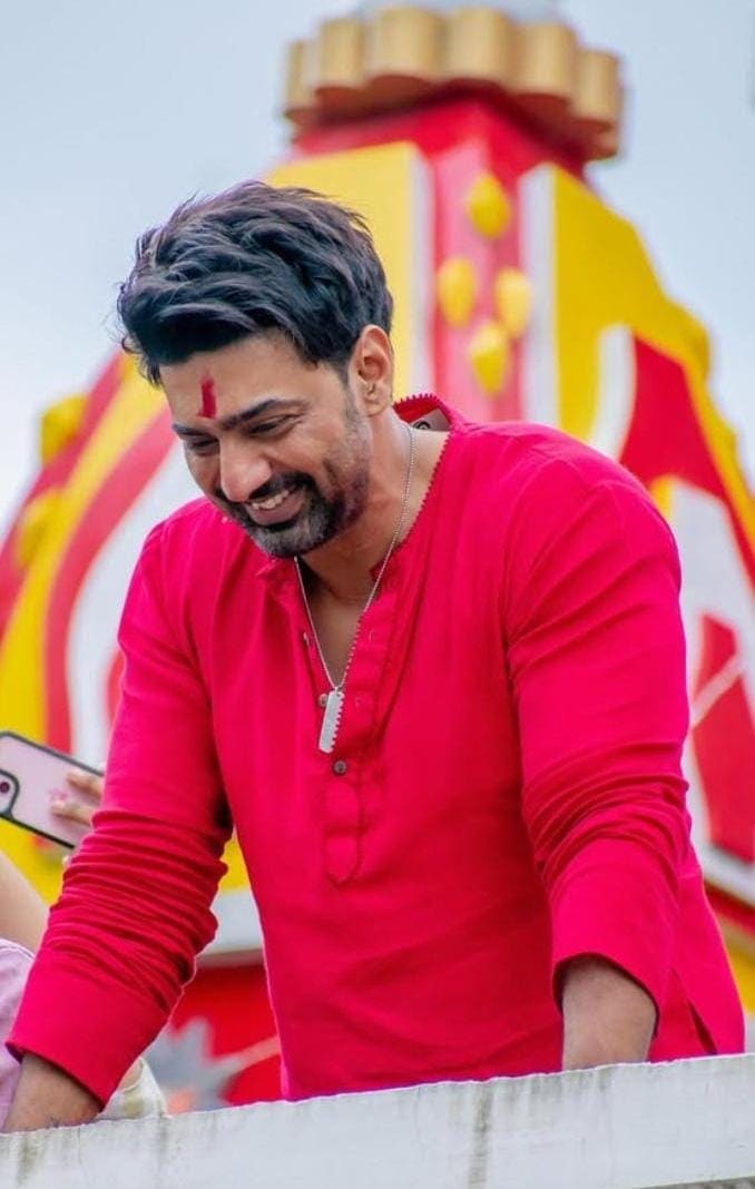 পুজোর দিন বলে কথা! লাল পাঞ্জাবি ছাড়া কি চলে? দেবের এই লাল পাঞ্জাবি আর রুপোর লকেটের যুগলবন্দি ঐতিহ্য এবং আধুনিকতার এক দারুণ মেলবন্ধন। 