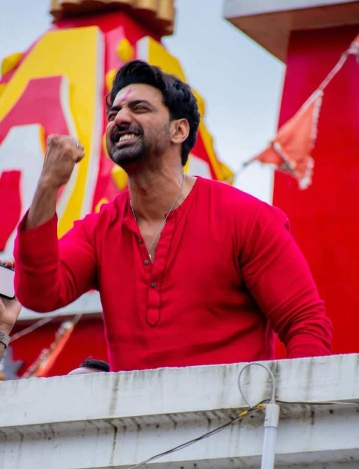 কপালে একটি লাল তিলক আপনার সাজকে করে তুলবে আরও স্পেশাল। দশমীর সন্ধ্যায় এই সাজে যেন অন্য রকম এক অনুভূতি পাবেন।