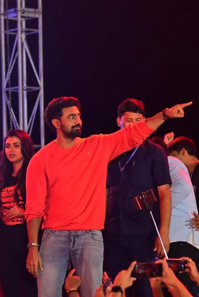 লাল রঙের ফুল-হাতা পোলো শার্ট আর হালকা রঙের জিন্স। এই উজ্জ্বল রঙের সাজ আপনাকে ভিড়ের মধ্যেও আলাদা করে তুলে ধরবে। 