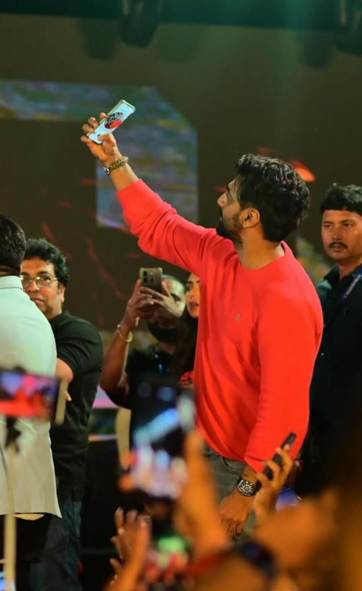 নবমীর সকালে ঠাকুর দেখতে যাওয়া বা বিকেলে বন্ধুদের সঙ্গে আড্ডার মৌতাত— সব কিছুর জন্যই দারুণ মানানসই এই সাজ।