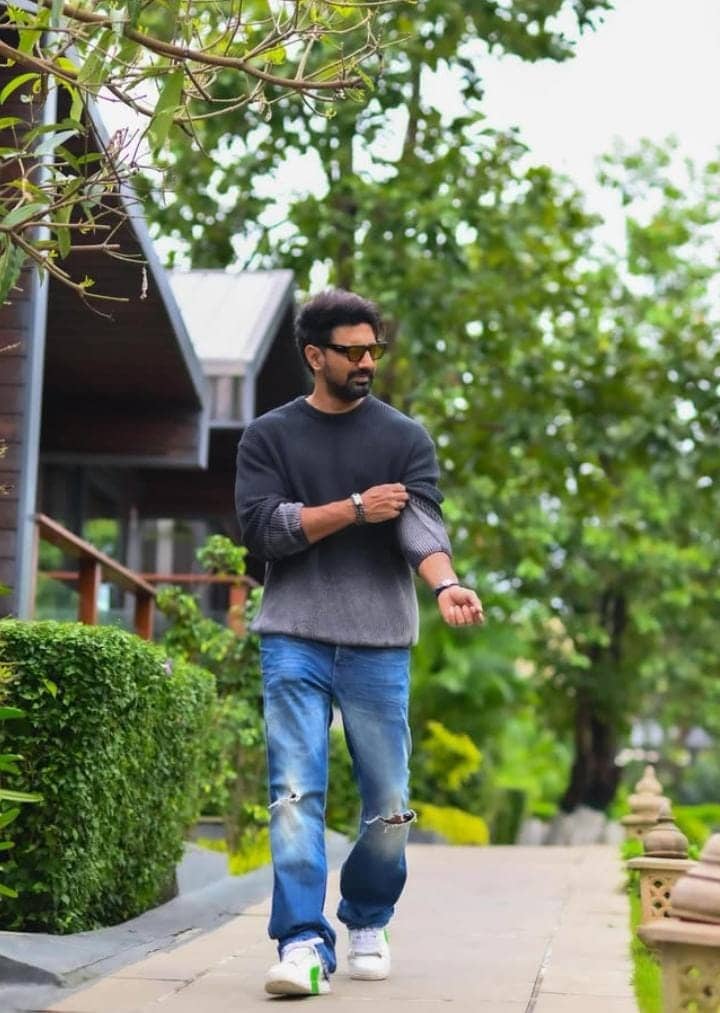 যদি দিনের বেলায় একটু ক্যাজ়ুয়াল থাকতে চান, তা হলে বেছে নিতেই পারেন কালো-ধূসর রঙের সোয়েটার আর ডেনিম জিন্স। সঙ্গে কুল সানগ্লাস। দেবের মতোই দারুণ দেখাবে!