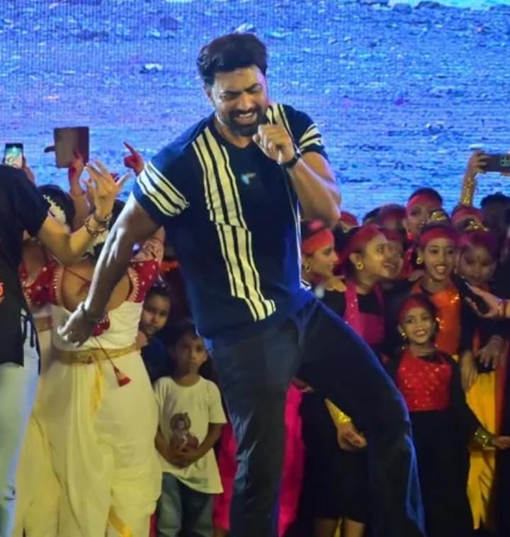 এই সাজে আপনি সহজেই যে কোনও অনুষ্ঠানে অংশ নিতে পারেন। এমনকী, নাচতেও পারবেন। এই ধরনের পোশাক আপনাকে দেখতেও যেমন ফ্যাশনেবল লাগবে, সঙ্গে থাকবে ততটাই আরাম।