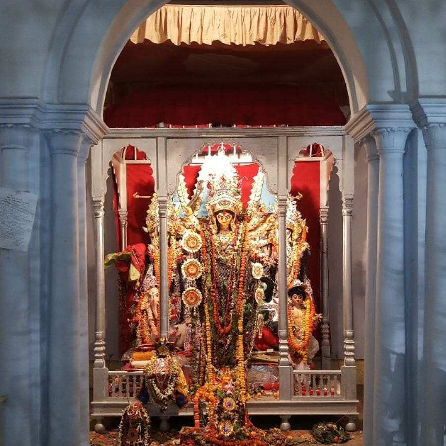 উত্তর কলকাতার বাগবাজার থেকে হাঁটা পথেই পৌঁছে যাওয়া যায় বিডন স্ট্রিটের লালচে প্রাসাদোপম বাড়িতে। ‘রামদুলাল নিবাস’। এখানেই প্রতি বছর আয়োজিত হয় কলকাতার অন্যতম প্রাচীন বনেদি দুর্গোৎসব, ছাতুবাবু-লাটুবাবুর বাড়ির পুজো। 