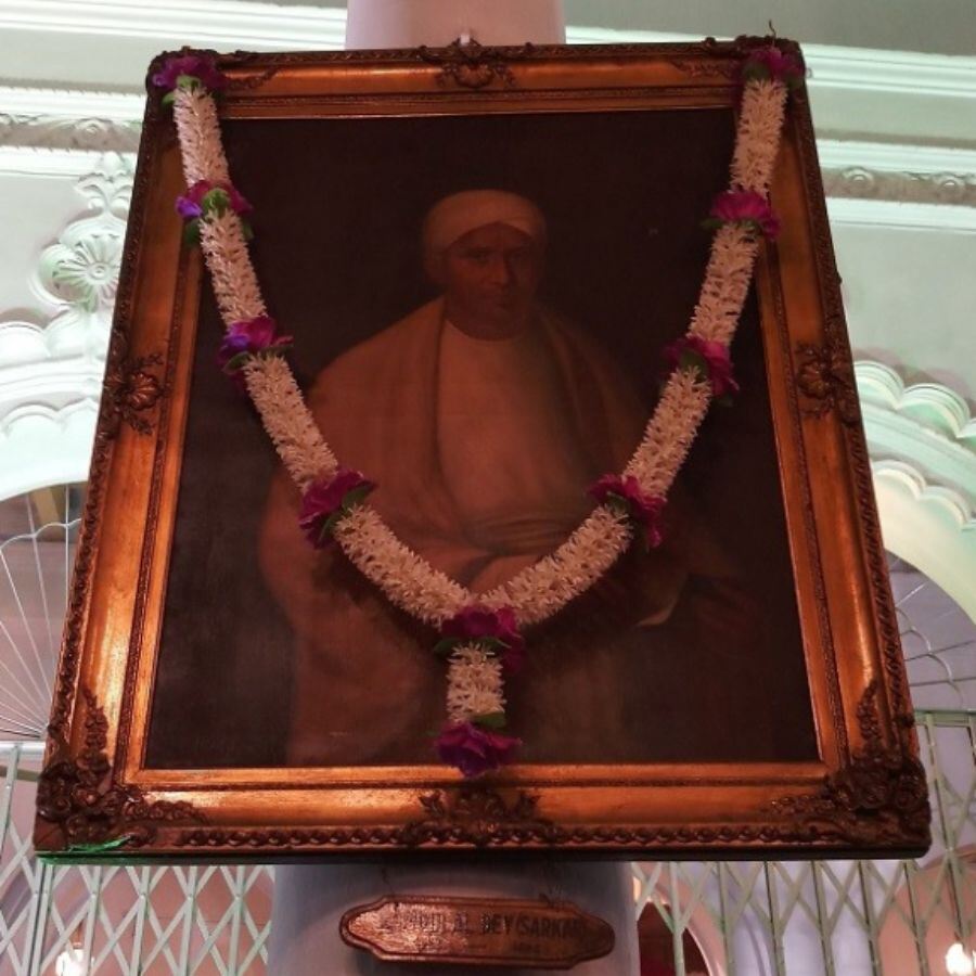 সূচনা ১৭৭০ সালে, বণিক রামদুলাল দে-র হাতে। এক সময়ে দারিদ্র্যে জন্মানো যে অনাথ শিশু পরবর্তীতে আমেরিকার সঙ্গে সমুদ্রপথে ব্যবসা করে হয়ে উঠেছিলেন বাংলার অন্যতম ধনী ব্যবসায়ী। এমনকী, তাঁর বাণিজ্যের সুবাদেই কলকাতায় খোলা হয়েছিল দেশের দ্বিতীয় প্রাচীনতম মার্কিন কনস্যুলেট।