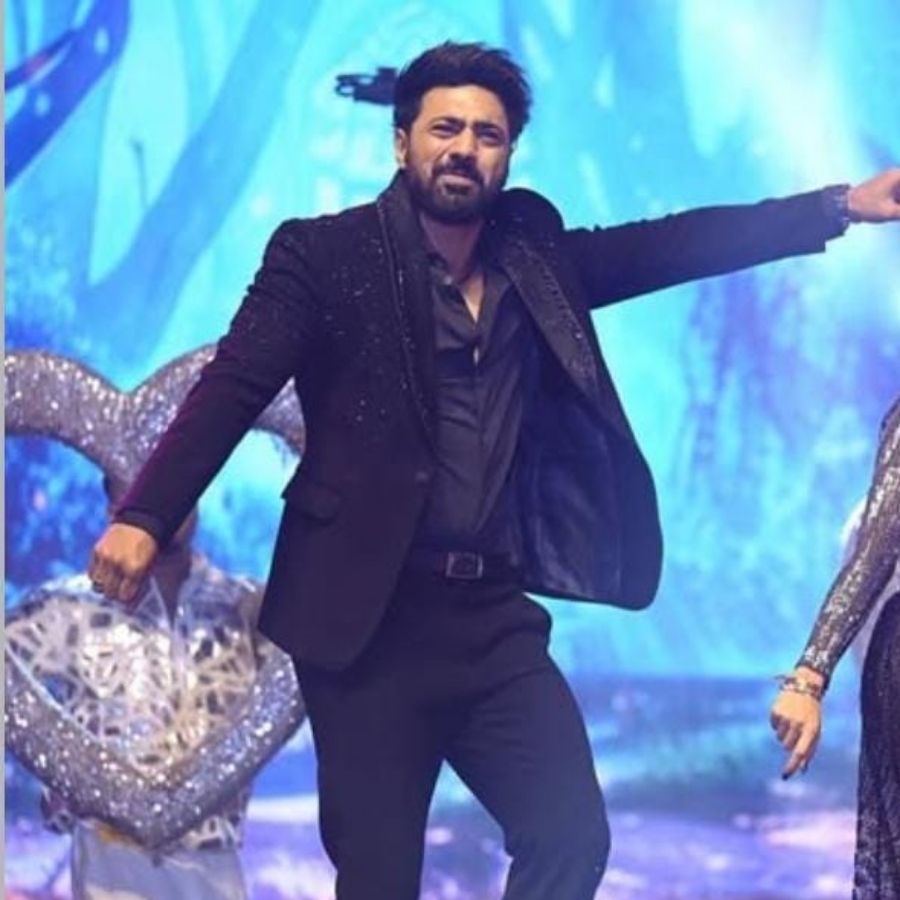 পুজোর রাত মানেই জমকালো পোশাক। দেবের মতো স্টাইলিশ ও ঝলমলে কালো স্যুটের লুক হতে পারে নজরকাড়া। জ্যাকেটে বসানো রয়েছে হরেক রকম পাথর। এই ধরনের জাঁকজমকপূর্ণ পোশাক রাতের দিকে খুব ভাল লাগে।